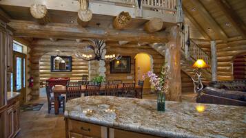 Luxury Cabin, 4 Bedrooms (4 Bedrooms) | In-room dining