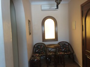 Appartement, 2 chambres, vue jardin | Coin séjour | Télévision à écran plat de 37 pouces avec chaînes par satellite