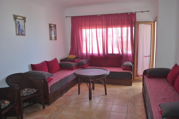 Appartement, 2 slaapkamers, uitzicht op tuin | Woonkamer | Een 37-inch flatscreentelevisie met satellietzenders en een televisie