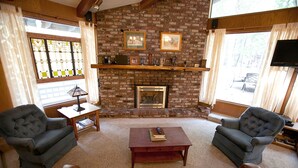 Family Cabin, 5 Bedrooms (5 Bedrooms) | Living area | Flat-screen TV, fireplace, books - The Tree House II (Yosemite National Park)