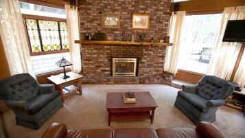 Family Cabin, 5 Bedrooms (5 Bedrooms) | Living area | Flat-screen TV, fireplace, books