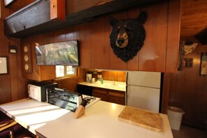 Family Cabin, 3 Bedrooms (3 Bedrooms) | Private kitchen | Coffee/tea maker, full-size fridge, microwave, oven - Meadow View (Yosemite National Park)