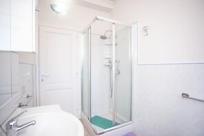 Departamento, 2 habitaciones, para no fumadores | Baño | Regadera, regadera tipo lluvia, bidet, toallas 