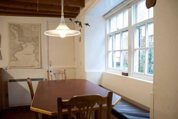 In-room dining - 4 Higher Road (Torpoint)