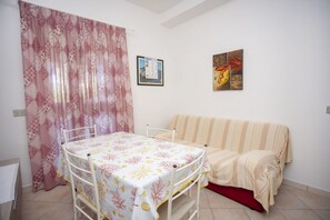 Apartment, 2 Bedrooms, Non Smoking | In-room dining - Bilocale la conchiglia (Budoni)