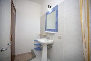 Apartment, 2 Schlafzimmer, Nichtraucher | Badezimmer | Dusche, Regendusche, Bidet, Handtücher