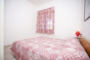 Apartment, 2 Bedrooms, Non Smoking | 2 bedrooms, individually decorated, individually furnished - Bilocale la conchiglia (Budoni)