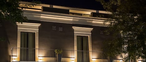 تفاصيل الفندق من الخارج