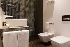 Regadera, secadora de cabello, bidet, toallas 