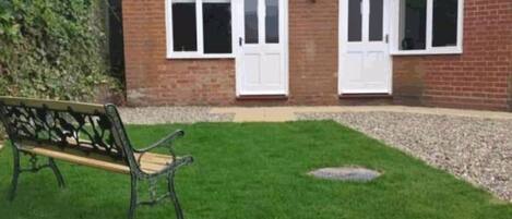 Stuga - eget badrum - utsikt mot trädgården (The Hare Room) | Boendets ingång