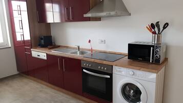 Fridge, microwave, stovetop, dishwasher