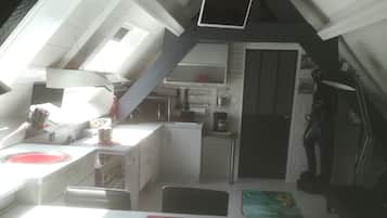 Een koelkast, een magnetron, een oven, een kookplaat