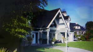 Un'ampia casa con un prato curato e un vialetto.