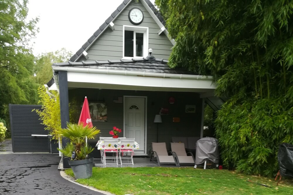 American chapel style detached house