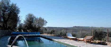 Kolam renang outdoor musiman