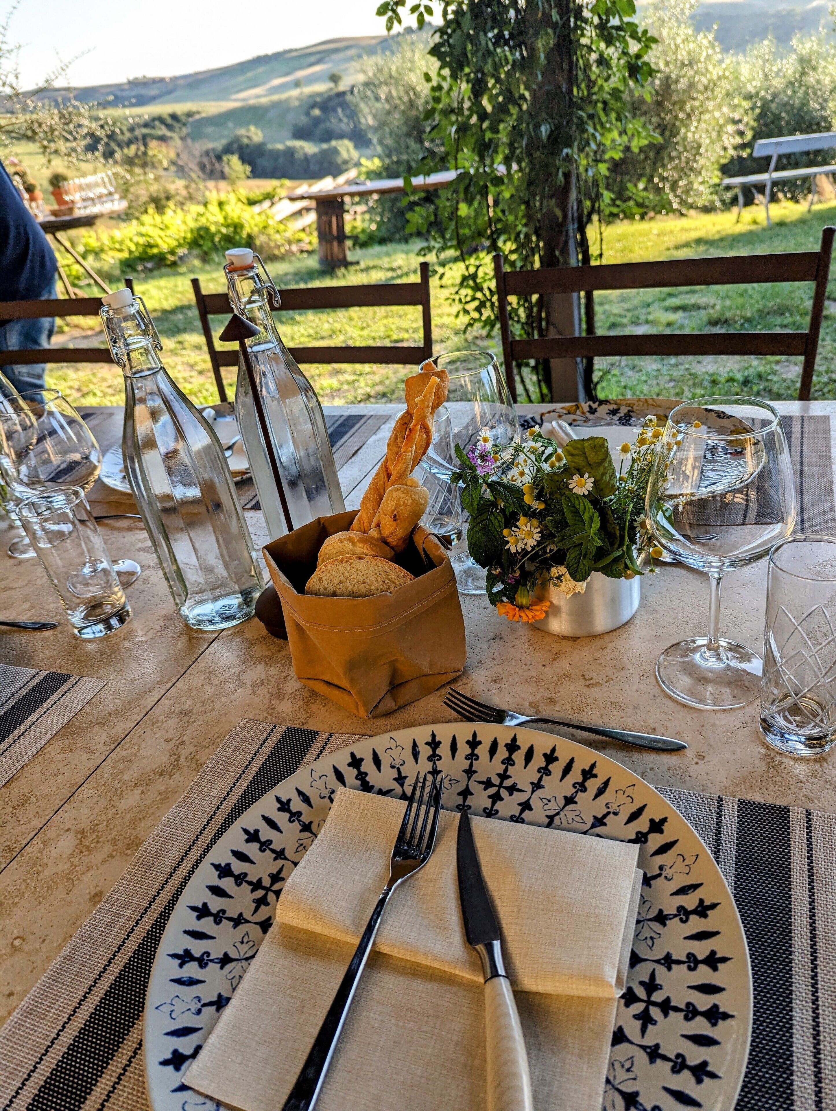 Petit déjeuner, déjeuner et dîner servis sur place, vue sur le jardin
