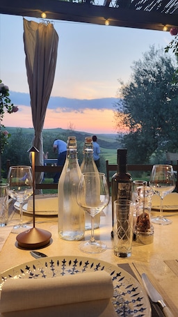Se sirven desayunos y almuerzos; cocina italiana; con vista al jardín