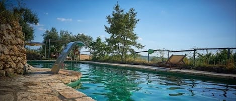 Una piscina al aire libre de temporada