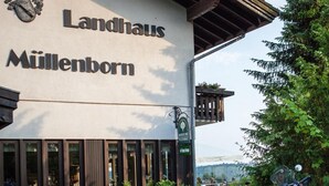 A building with the sign "Landhaus Mülenborn" and several motorcycles parked in front. - Hotel Landhaus Müllenborn (Gerolstein)