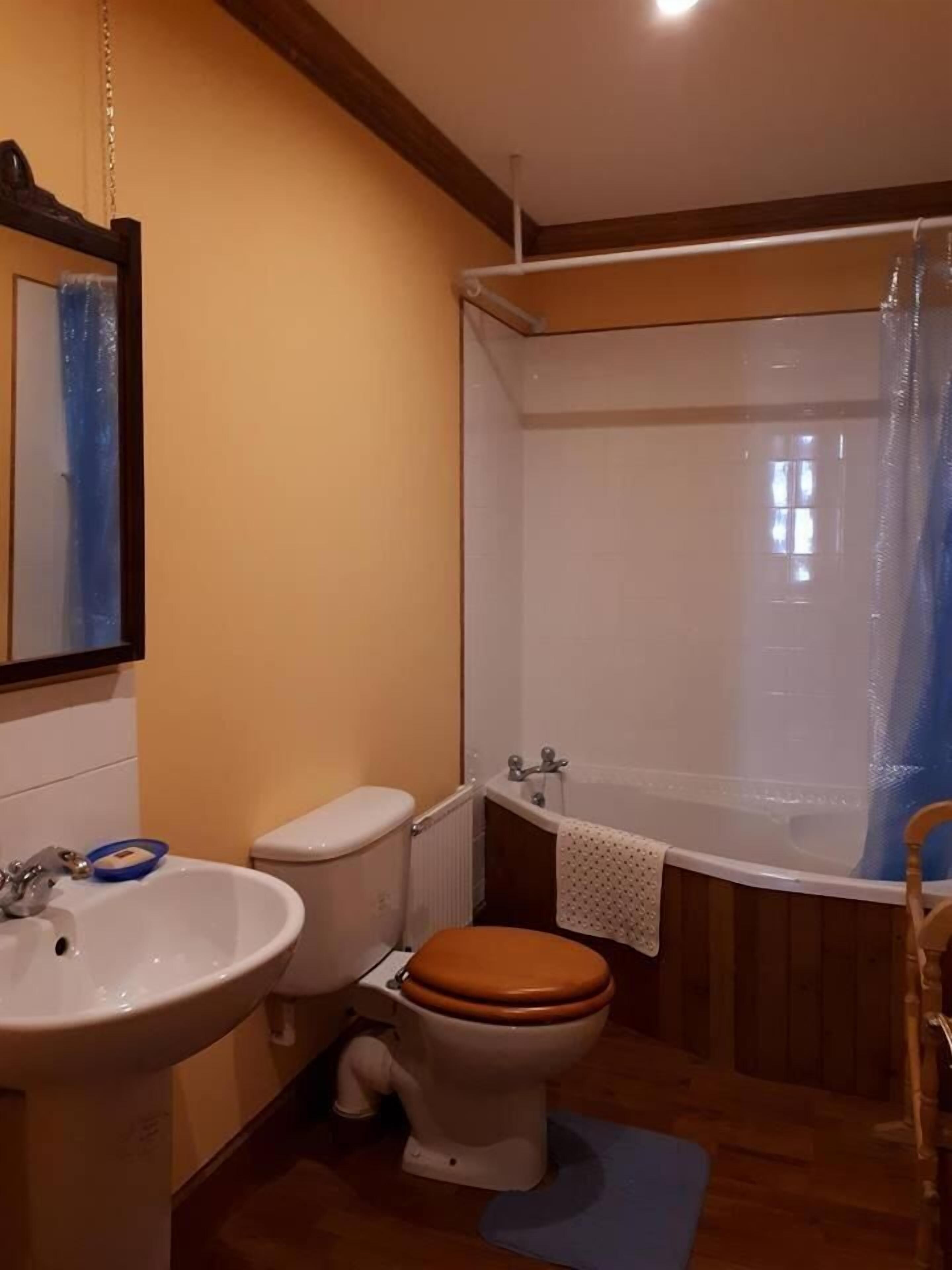 Un bagno con il water, un lavandino e una vasca da bagno.