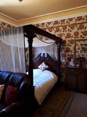 Deluxe Double Room, 1 Double Bed, Non Smoking | Individually decorated, individually furnished, iron/ironing board - Hallgreen castle (Montrose)