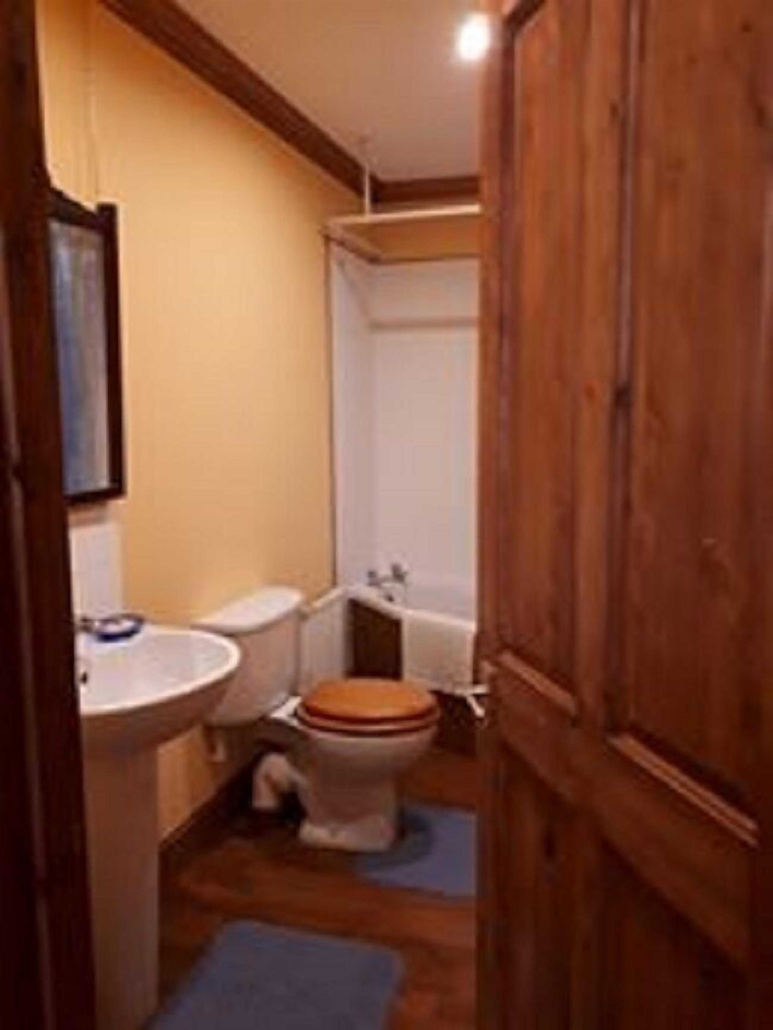 Un baño pequeño con inodoro, lavabo y bañera.
