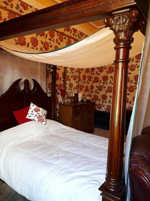 Deluxe Double Room, 1 Double Bed, Non Smoking | Individually decorated, individually furnished, iron/ironing board