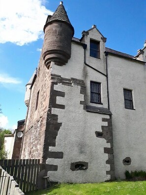 Exterior detail - Hallgreen castle (Montrose)