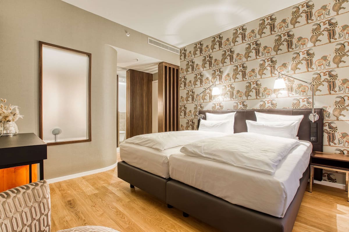 Suite, 1 kingsize-seng | Allergitestet sengetøy, minibar, safe på rommet og skrivebord