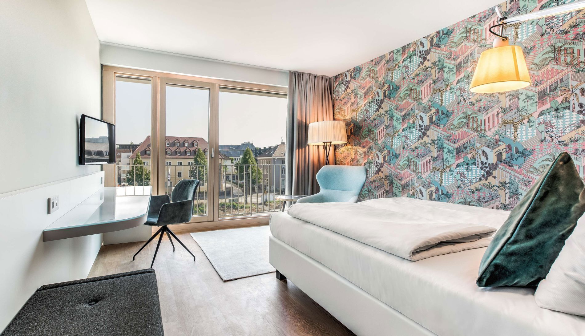 Allergitestade sängkläder, minibar och värdeförvaringsskåp på rummet