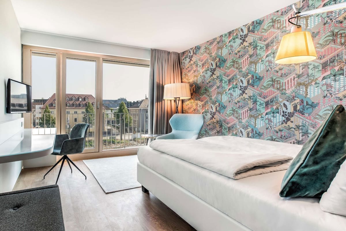 Allergitestade sängkläder, minibar och värdeförvaringsskåp på rummet