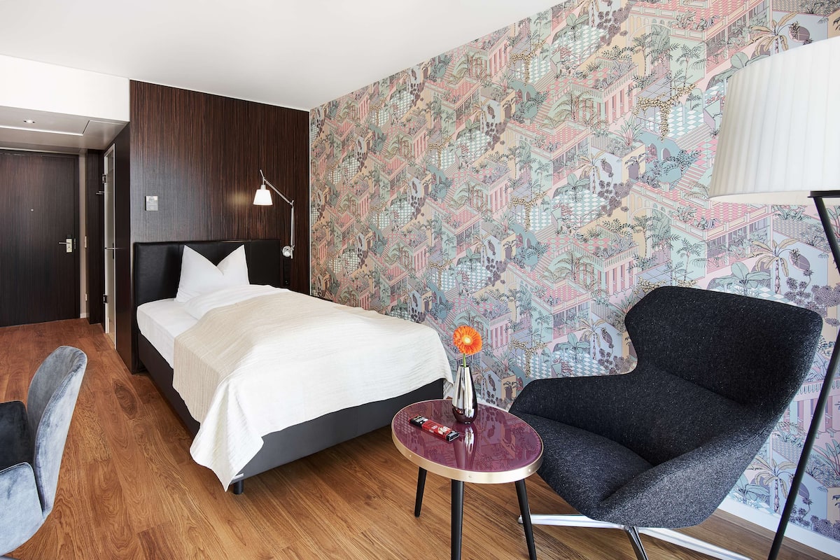 Rom – basic, 1 queensize-seng | Allergitestet sengetøy, minibar, safe på rommet og skrivebord