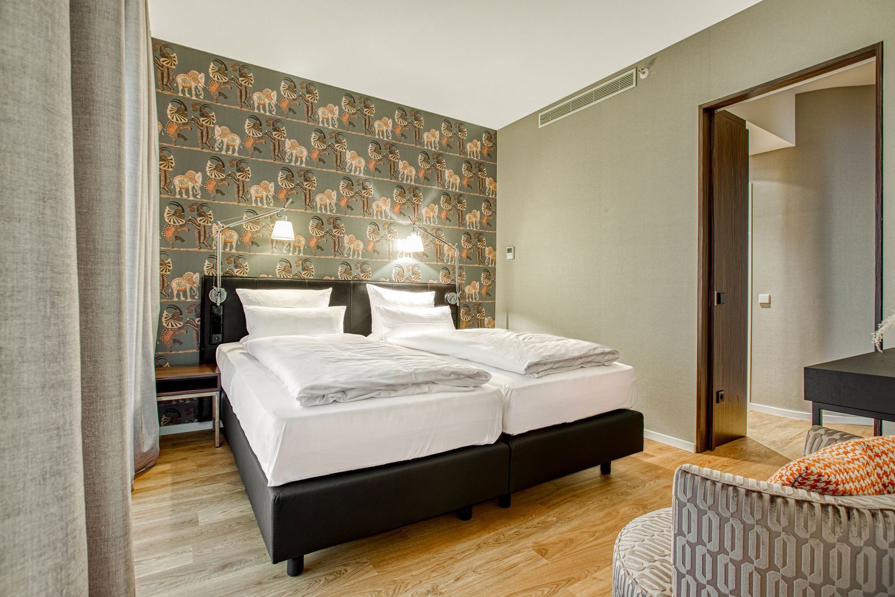 Allergitestade sängkläder, minibar och värdeförvaringsskåp på rummet