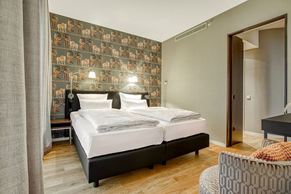 Allergitestade sängkläder, minibar och värdeförvaringsskåp på rummet