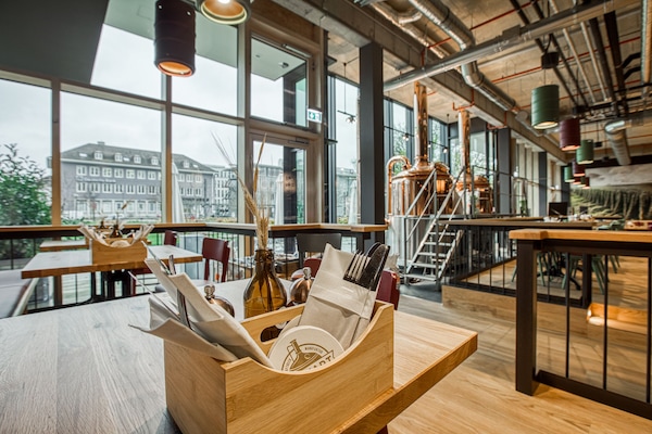 2 restaurants servant le petit déjeuner, spécialités Cuisine locale