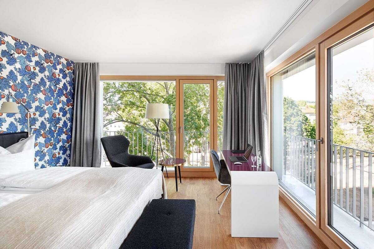 Allergitestet sengetøy, minibar, safe på rommet og skrivebord