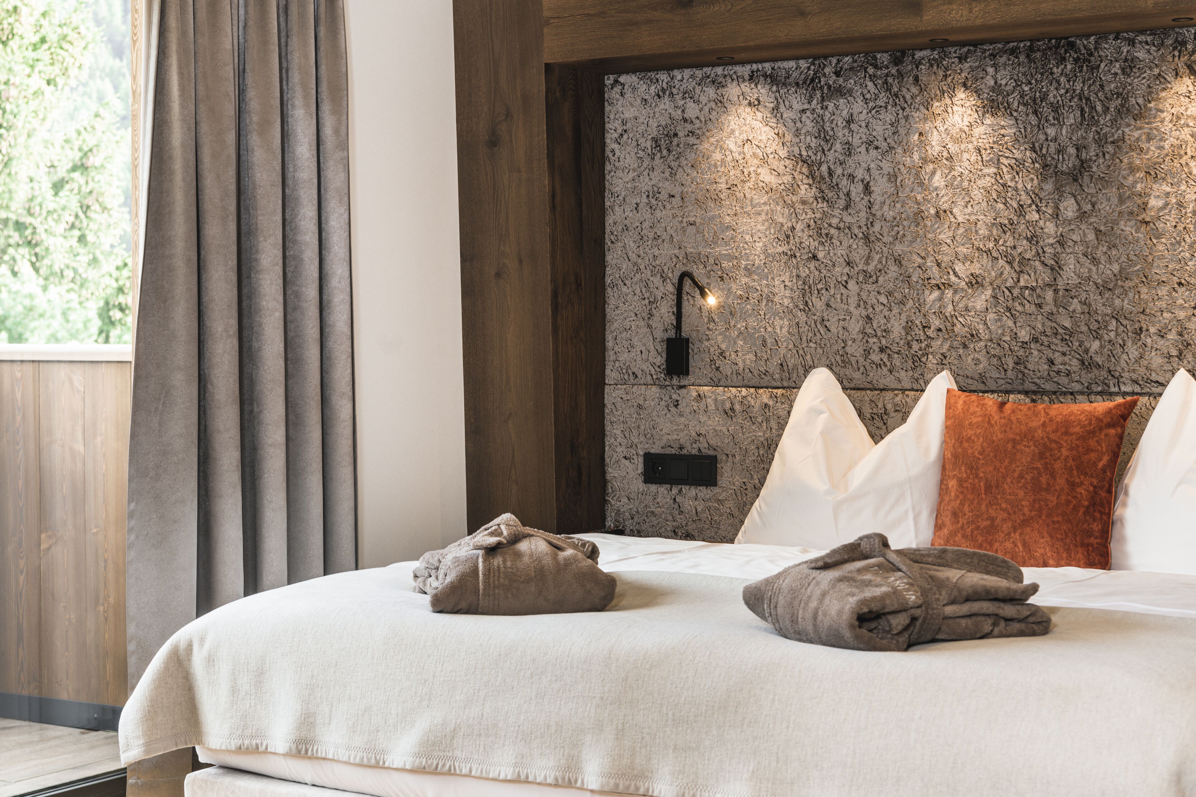 Basic Suite | Premium bedding, down duvets, in-room safe, desk