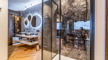 Basic Suite | Bathroom | Shower, rainfall showerhead, free toiletries, hair dryer