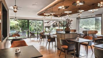 Tägliches kontinentales Frühstück (22 EUR pro Person)