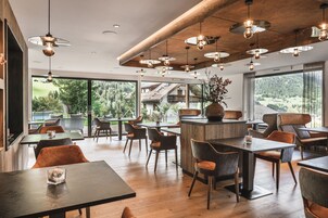 Daily continental breakfast (EUR 25 per person)