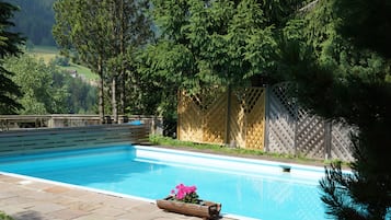 Piscine extérieure (ouverte en saison), parasols de plage