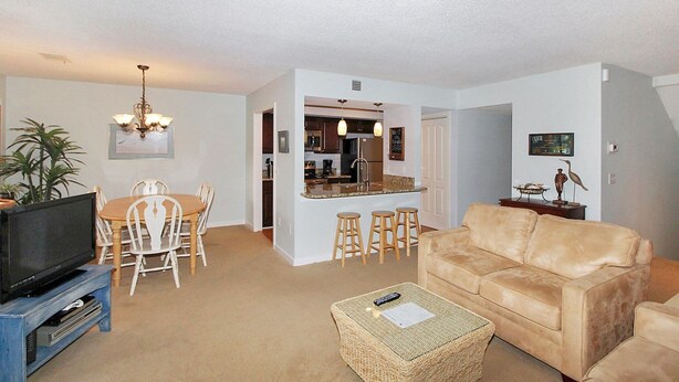 Flat-screen TV, DVD player - Turnberry 207 (Hilton Head Island)
