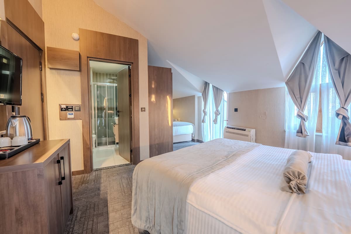 Suite | Minibar, desk, soundproofing, WiFi (free)