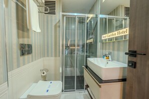 Suite | Bathroom | Shower, free toiletries, hair dryer, slippers - Best Garden Hotel (Istanbul)