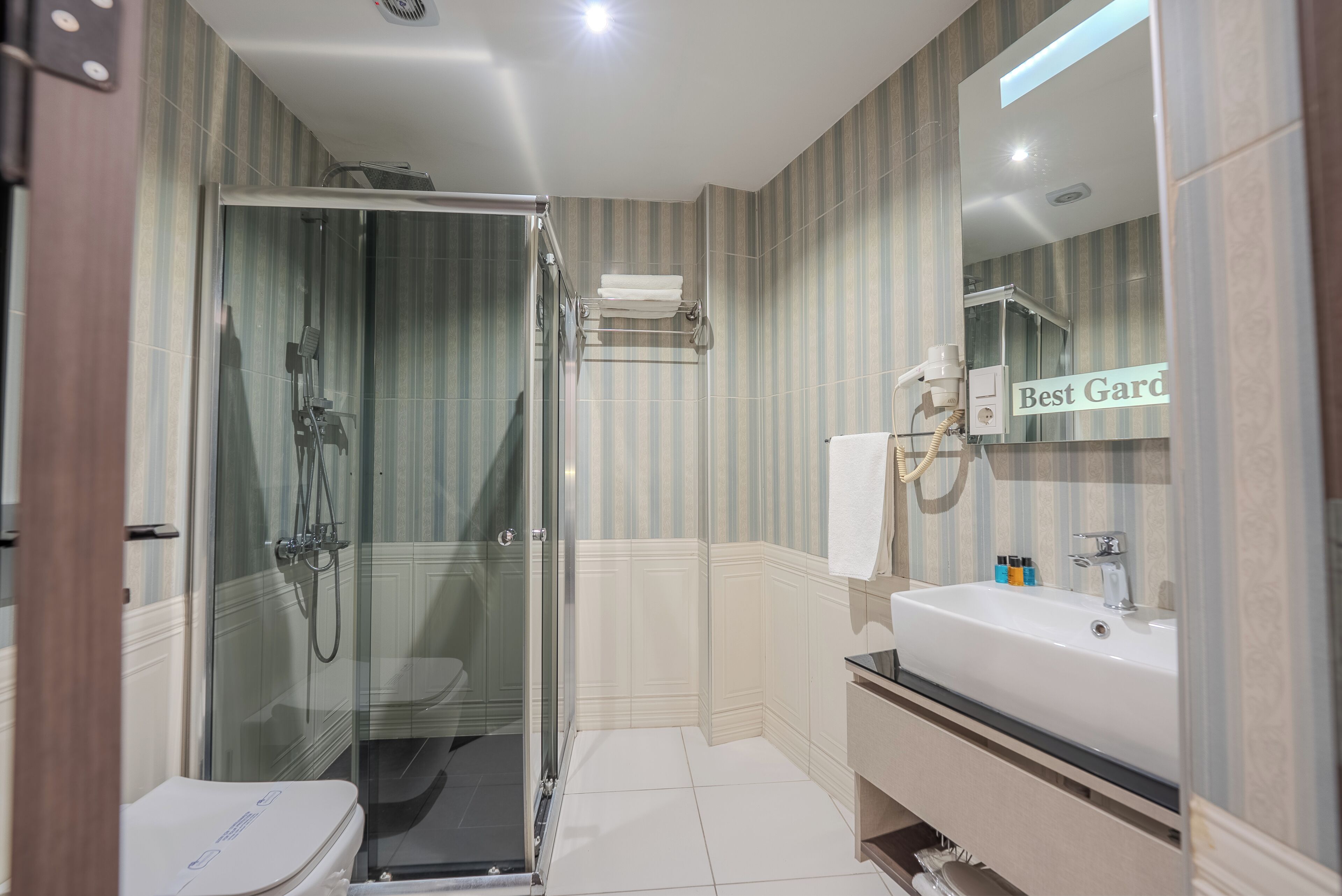 Double Room Single Use | Bathroom | Shower, free toiletries, hair dryer, slippers