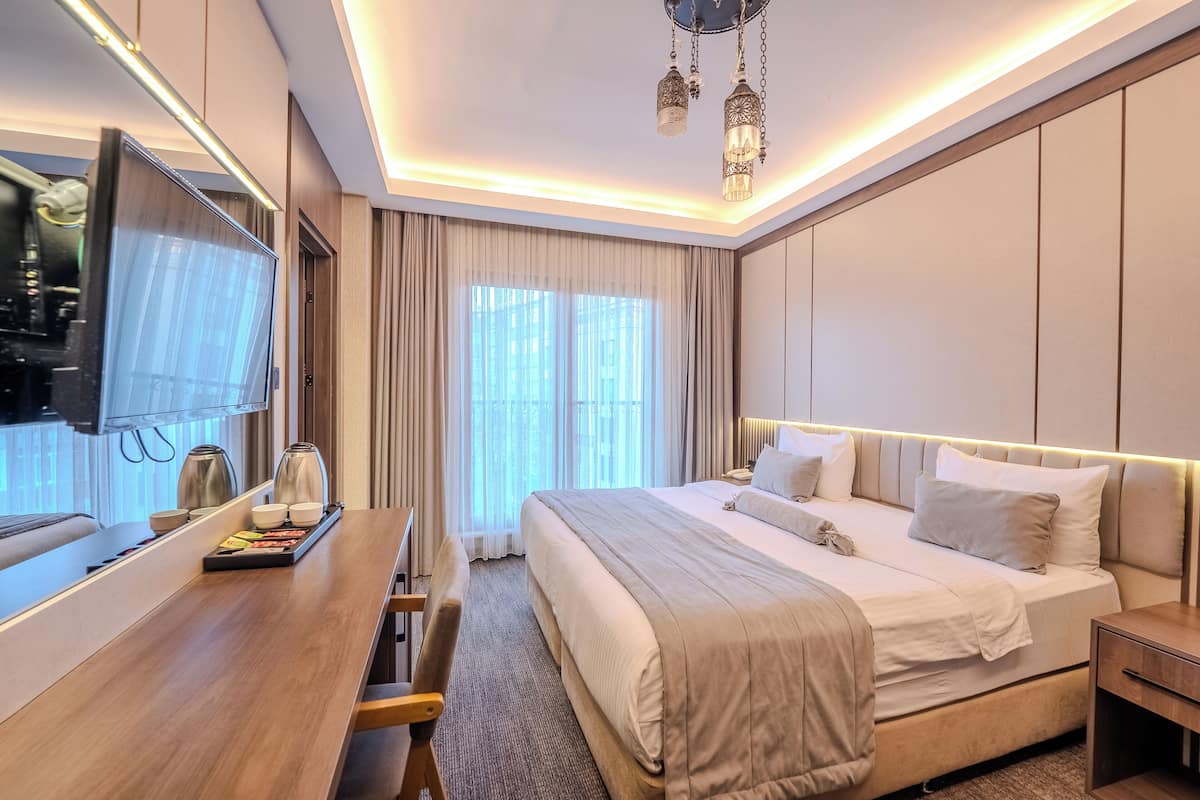 Double Room | Minibar, desk, soundproofing, WiFi (free)