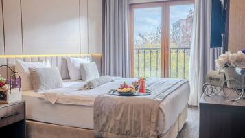 Minibar, escritorio, sistema de insonorización y wifi gratis