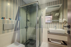 Shower, free toiletries, hair dryer, slippers - Best Garden Hotel (Istanbul)
