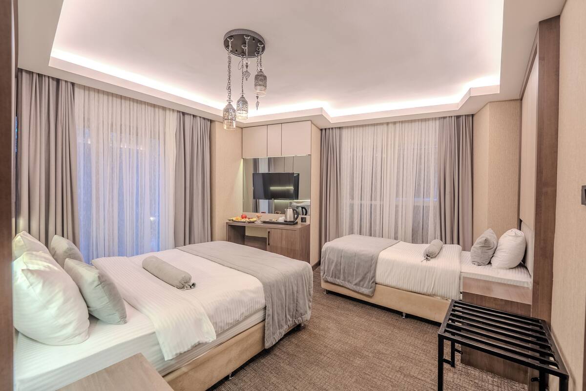 Deluxe Triple Room | Minibar, desk, soundproofing, WiFi (free)