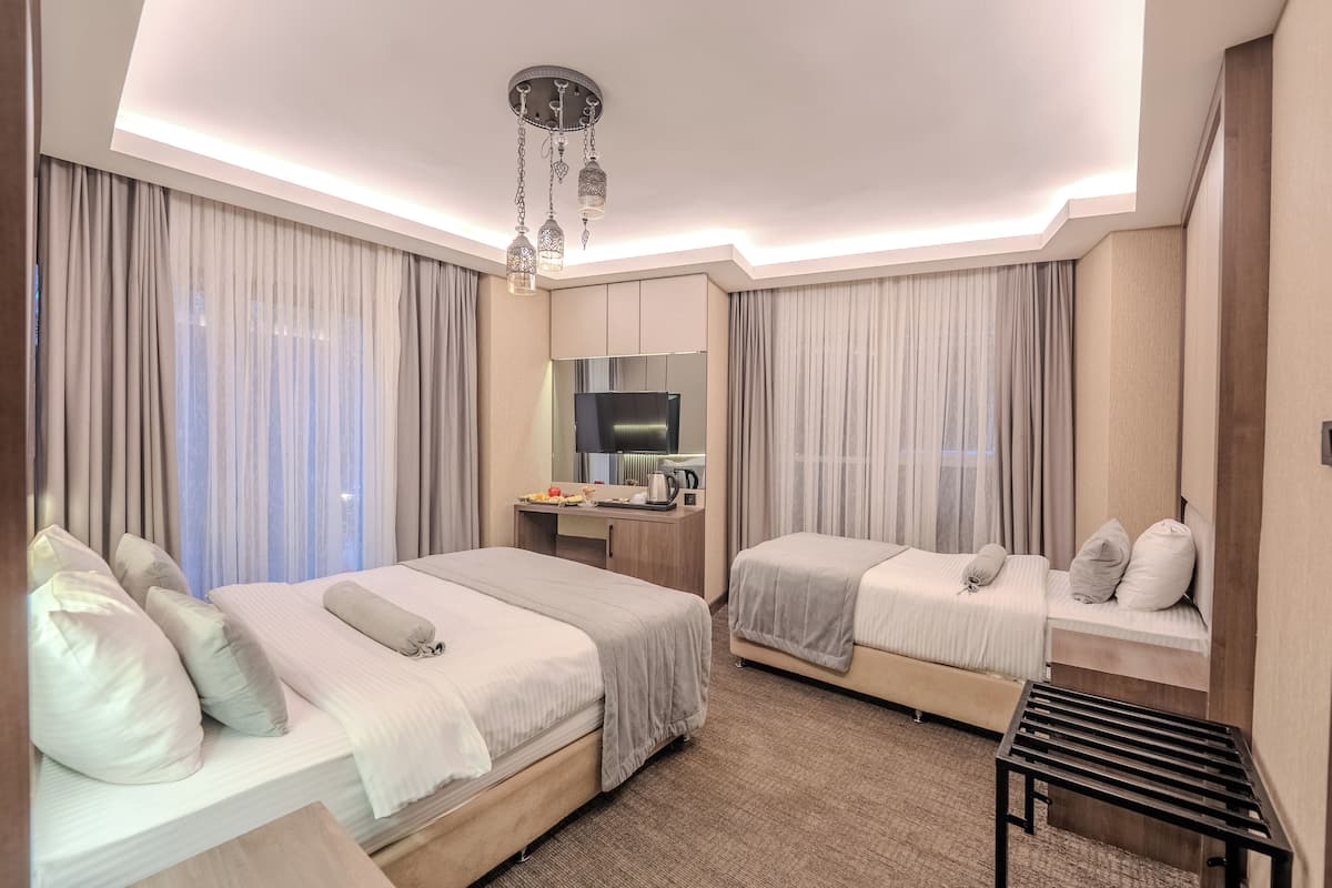 Deluxe Triple Room | Minibar, desk, soundproofing, free WiFi